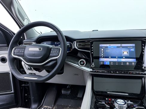 Used 2022 Jeep Wagoneer Series III w/ Premium Group I image 7