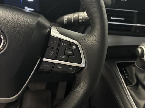 Used 2025 Toyota Sienna XLE image 16