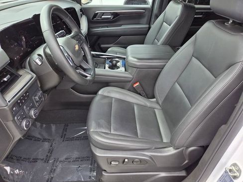 Used 2025 Chevrolet Suburban LT w/ Comfort Package image 10