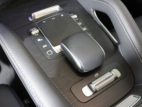 Used 2025 Mercedes-Benz GLS 450 4MATIC image 27