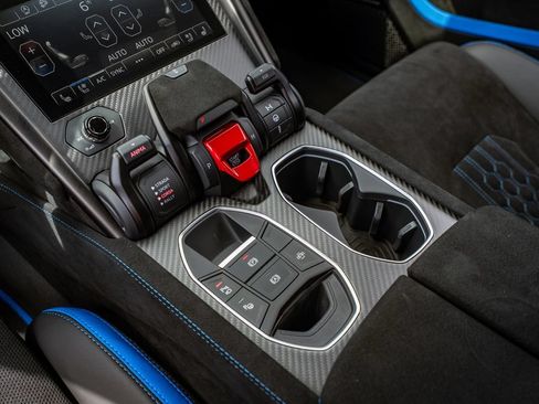 Used 2024 Lamborghini Urus Performante AWD/4WD image 37