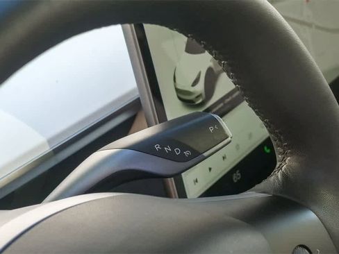 Used 2022 Tesla Model Y Long Range image 18