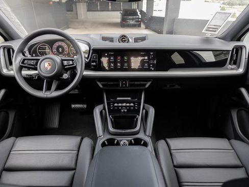 Certified 2025 Porsche Cayenne Coupe image 12