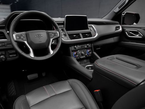 Used 2024 Chevrolet Suburban RST w/ Luxury Package image 2