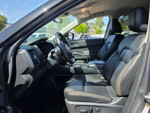 Used 2023 Nissan Pathfinder SL FWD image 12