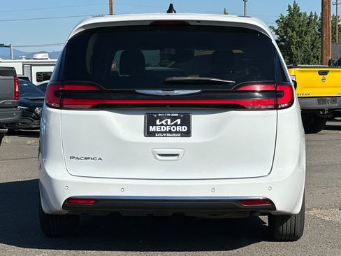 Used 2023 Chrysler Pacifica Touring-L FWD image 5