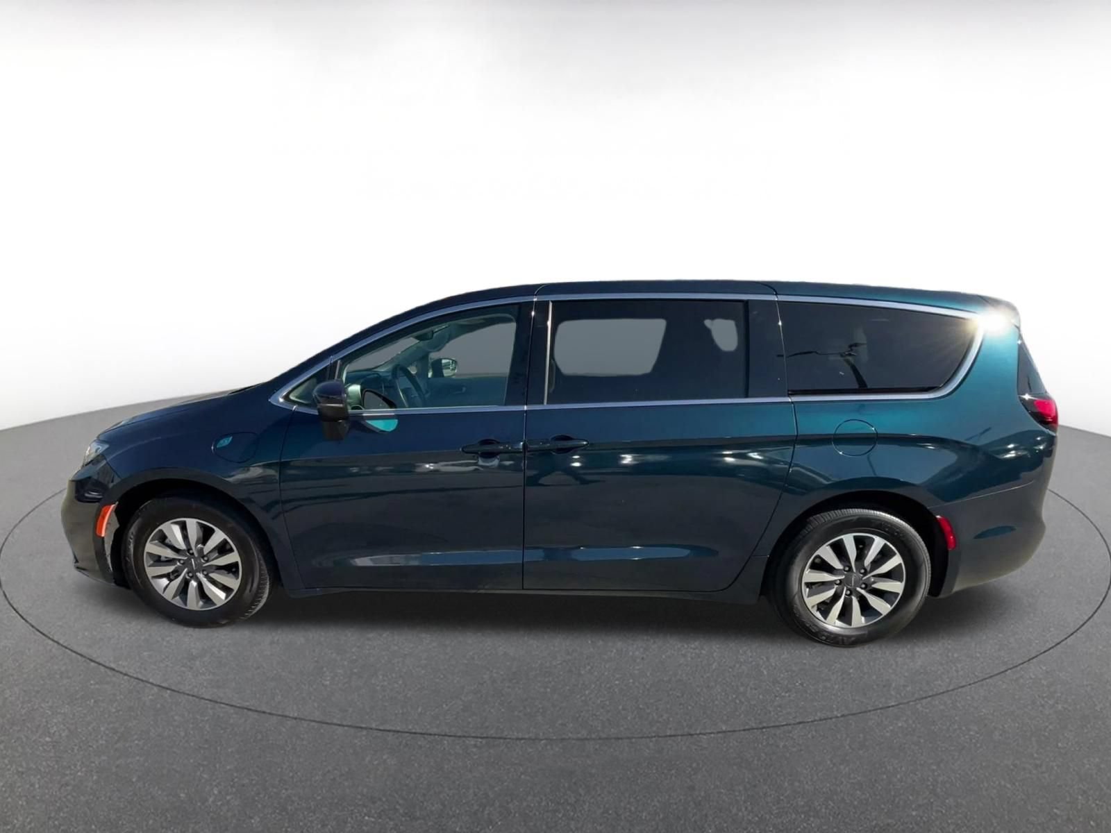 Used 2023 Chrysler Pacifica Touring-L FWD image 8