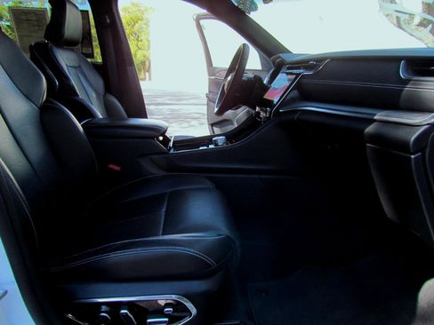 Used 2023 Jeep Grand Cherokee Overland w/ Luxury Tech Group IV image 18