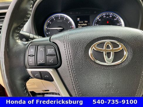 Used 2017 Toyota Highlander XLE AWD/4WD image 32