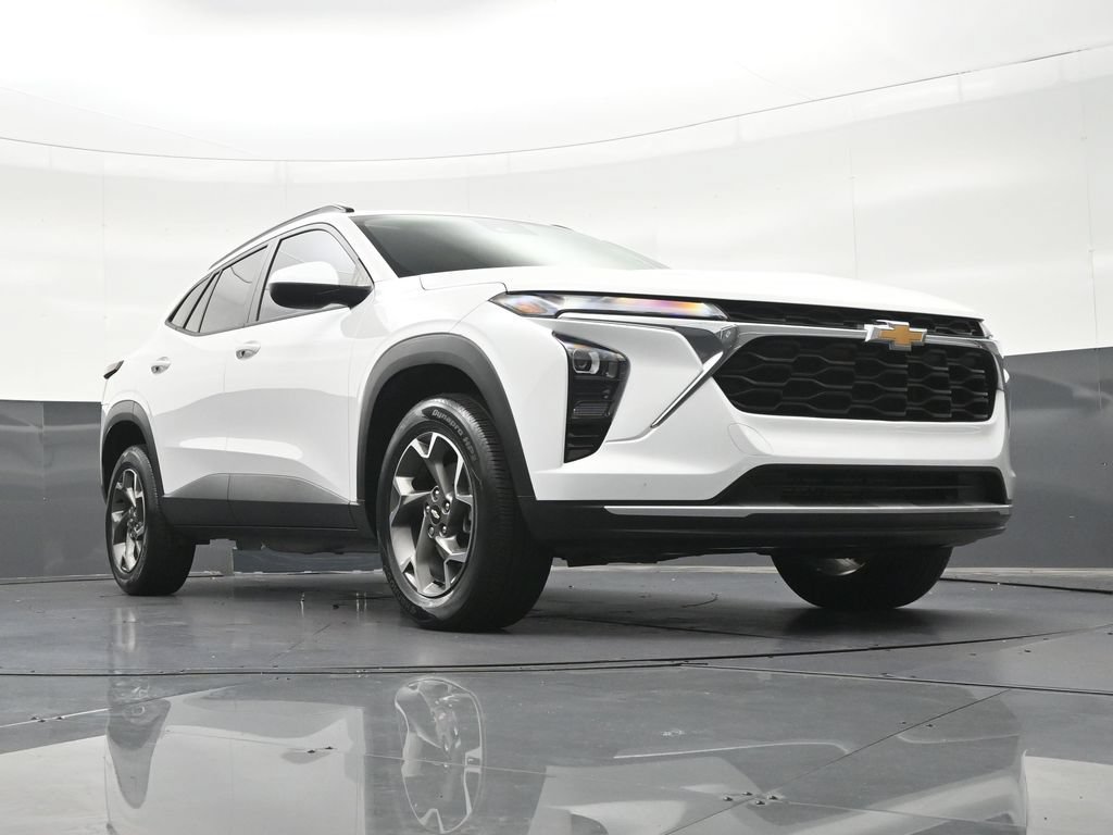 Used 2025 Chevrolet Trax LT FWD image 35