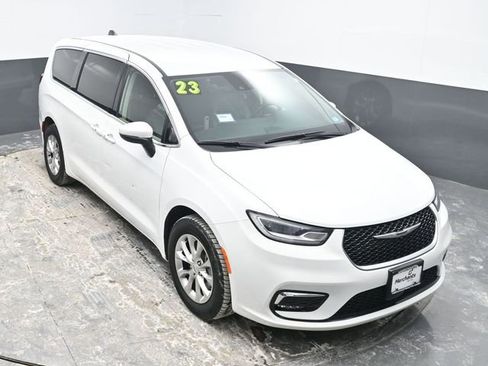 Used 2023 Chrysler Pacifica Touring-L image 21