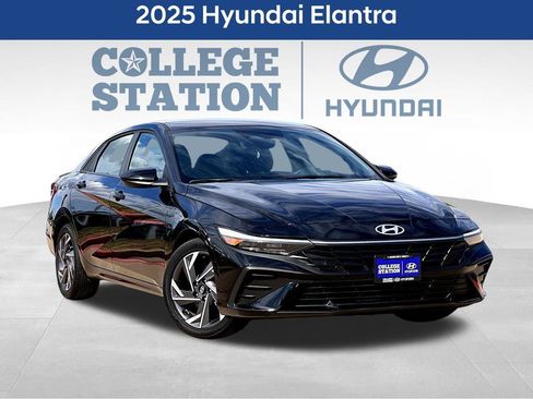 Used 2025 Hyundai Elantra Sport image 3