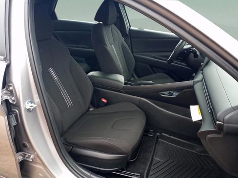 Certified 2025 Hyundai Elantra Sport image 23