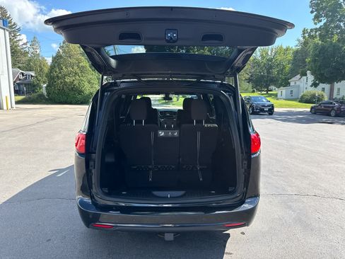 Used 2019 Chrysler Pacifica Touring Plus w/ S Appearance Package FWD image 18