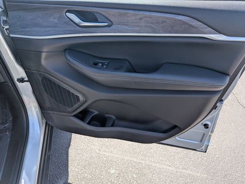 Used 2023 Jeep Grand Cherokee L Limited w/ Black Appearance Package image 35