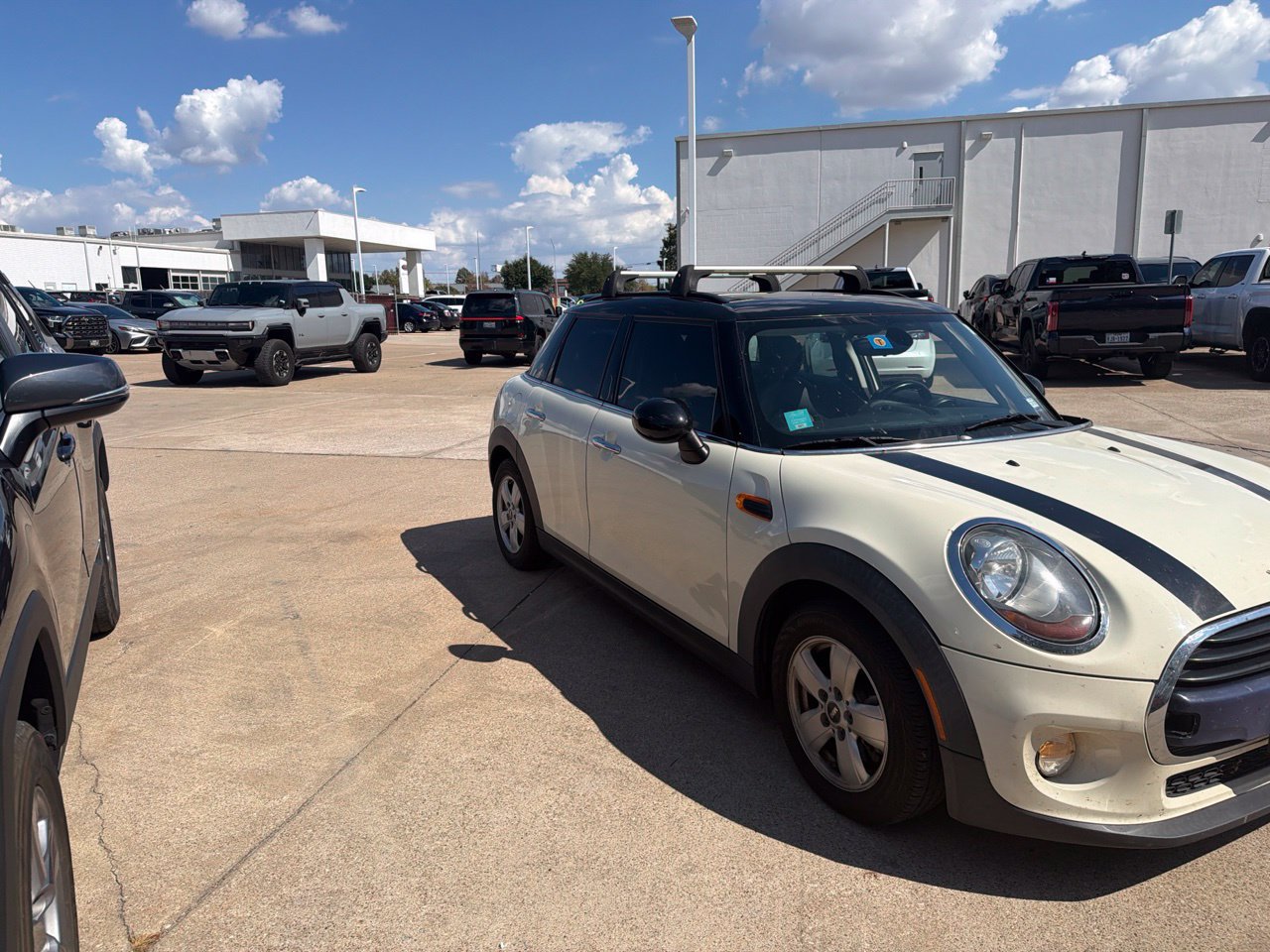 Used 2018 MINI Cooper 4-Door Hardtop FWD image 3