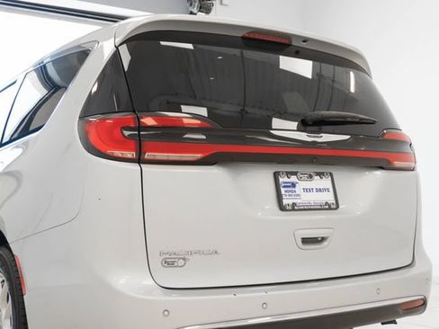 Used 2024 Chrysler Pacifica Touring-L FWD image 30