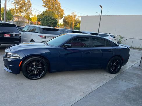 Used 2016 Dodge Charger SE w/ Blacktop Package RWD image 4