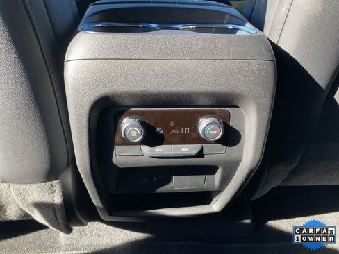 Used 2025 Chevrolet Traverse LT image 35