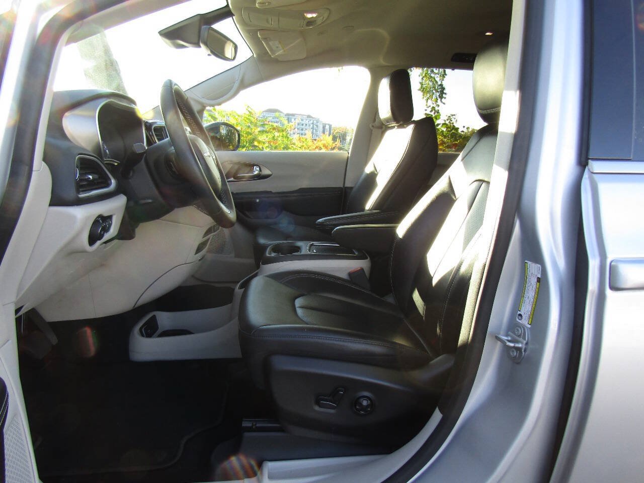 Used 2024 Chrysler Pacifica Touring-L FWD image 10