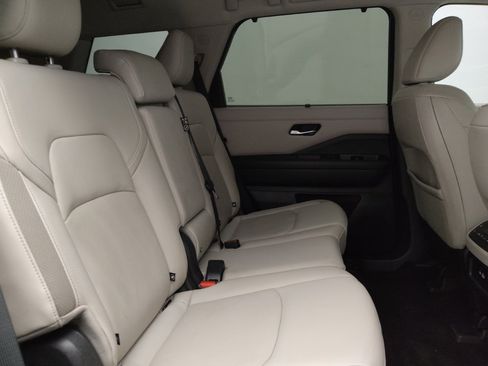 Used 2022 Nissan Pathfinder SL AWD/4WD image 19