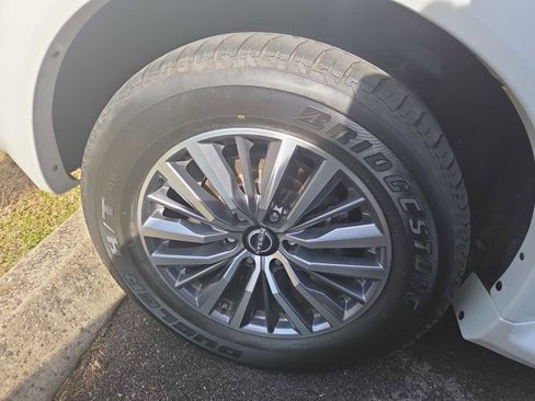 Used 2024 Nissan Armada SL w/ Captain's Chairs Package image 4