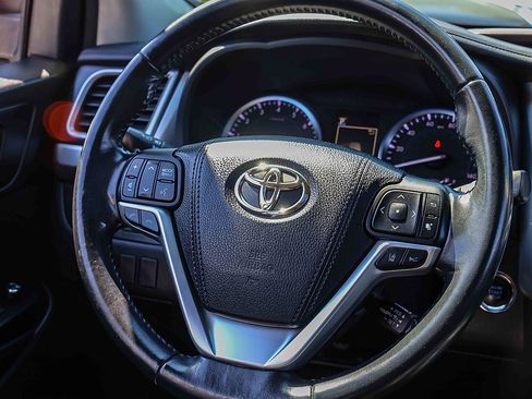 Used 2018 Toyota Highlander XLE AWD/4WD image 13