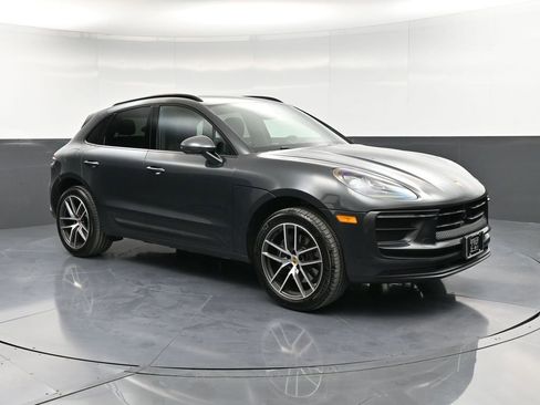 Certified 2025 Porsche Macan AWD/4WD image 10