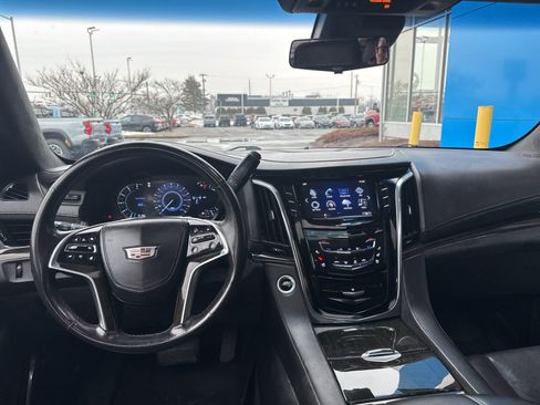Used 2017 Cadillac Escalade ESV Platinum image 3