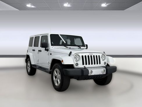 Used 2014 Jeep Wrangler Unlimited Sahara w/ Connectivity Group AWD/4WD image 7