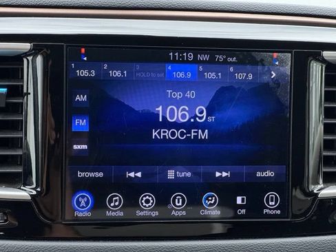 Used 2017 Chrysler Pacifica Touring FWD image 3