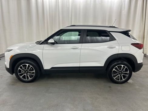 Used 2025 Chevrolet TrailBlazer LT AWD/4WD image 3