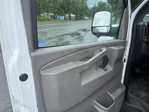 Used 2017 Chevrolet Express 2500 RWD image 15