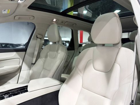 Used 2018 Volvo XC60 T5 Momentum w/ Convenience Package image 3