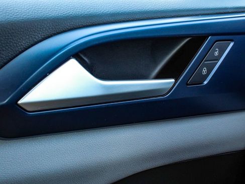 Used 2023 Volkswagen Taos SE w/ Panoramic Sunroof Package image 9