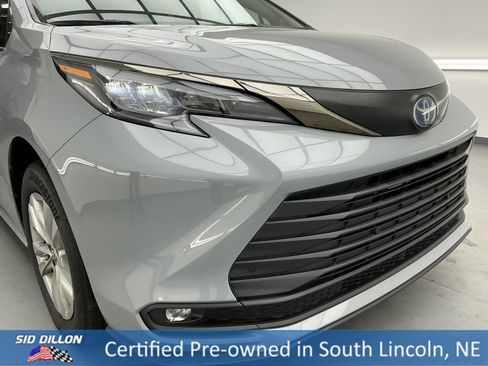 Used 2022 Toyota Sienna XLE Woodland Edition image 28