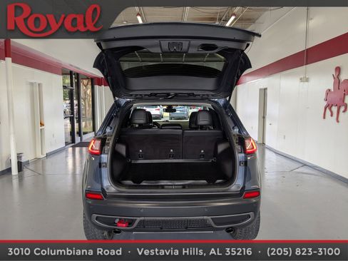 Used 2019 Jeep Cherokee Trailhawk image 12