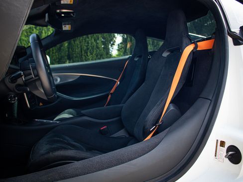 Used 2025 McLaren Artura RWD image 16