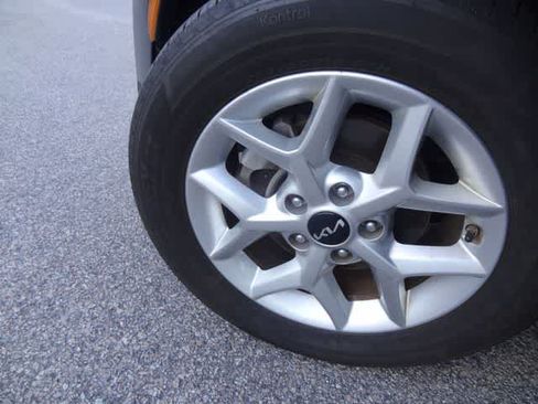 Used 2025 Kia Soul LX w/ LX Technology Package FWD image 29