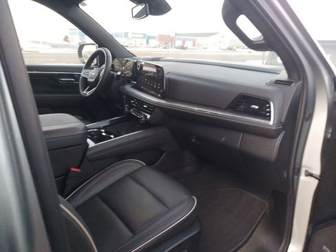 Used 2025 Chevrolet Suburban Premier image 25