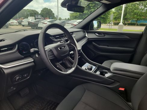 Used 2025 Jeep Grand Cherokee L Laredo AWD/4WD image 9