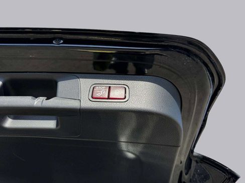 Used 2025 Mercedes-Benz GLB 250 image 48