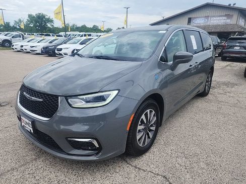 Used 2022 Chrysler Pacifica Touring-L w/ Uconnect Theater Family Group FWD image 4