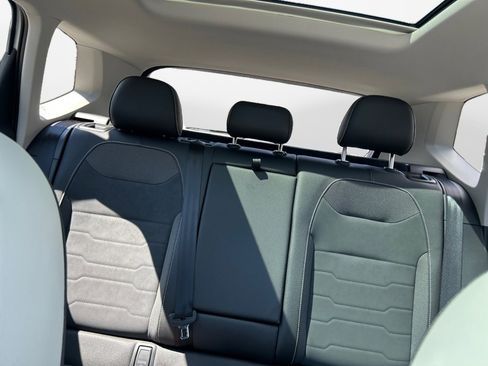 Used 2025 Volkswagen Taos SE w/ Panoramic Sunroof Package image 12