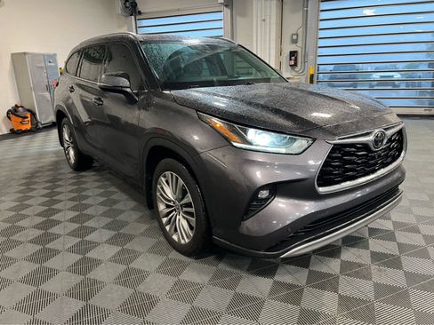 Used 2020 Toyota Highlander Platinum AWD/4WD image 4