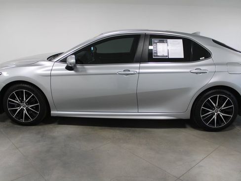 Used 2023 Toyota Camry SE image 6