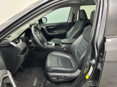 Used 2022 Toyota RAV4 XLE Premium FWD image 9