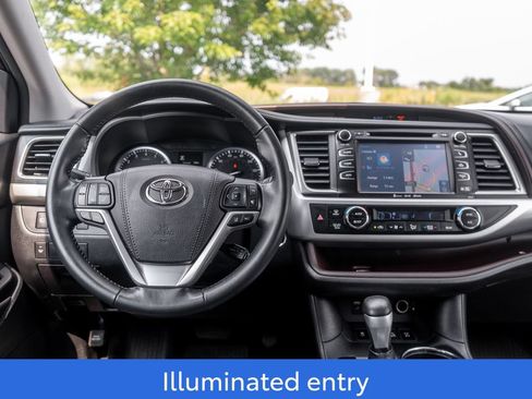 Used 2017 Toyota Highlander XLE AWD/4WD image 17