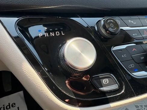 Used 2024 Chrysler Pacifica Touring-L FWD image 15