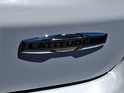 Used 2022 Jeep Compass Latitude w/ Sun and Sound Group AWD/4WD image 29